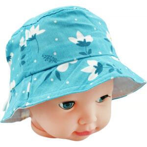 Ανακαλύψτε το καπέλο Bucket Maksi για κορίτσια, σε υπέροχο γαλάζιο χρώμα. Ιδανικό για τις ηλιόλουστες μέρες της άνοιξης, του καλοκαιριού και του φθινοπώρου, αυτό το καπέλο προσφέρει την απόλυτη προστασία και άνεση για το μικρό σας. Το καπέλο Bucket διαθέτει ένα μοναδικό σχέδιο all over που χαρίζει μοναδικό στιλ. Η περίμετρος του κεφαλιού μπορεί να προσαρμοστεί εύκολα με τα ειδικά κορδόνια στο πίσω μέρος, εξασφαλίζοντας τέλεια εφαρμογή κάθε φορά. Κατασκευασμένο από 100% βαμβάκι, είναι απαλό στην αφή και επιτρέπει στο δέρμα να αναπνέει, καθιστώντας το ιδανικό για καθημερινή χρήση. Αναβαθμίστε την καλοκαιρινή γκαρνταρόμπα της μικρής σας με αυτό το στιλάτο και πρακτικό καπέλο, εξασφαλίζοντας άνεση και προστασία κάτω από τον ήλιο. Ιδανικό για καθημερινές εξορμήσεις και παιχνίδια, το καπέλο Bucket Maksi θα γίνει το αγαπημένο της αξεσουάρ.